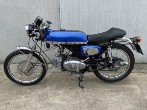 a blue motorcycle 015 benelli 250 01