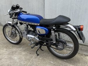 a blue motorcycle 015 benelli 250 02