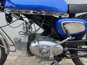 a blue motorcycle 015 benelli 250 04 engine
