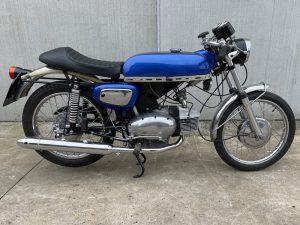 a blue motorcycle 015 benelli 250 04